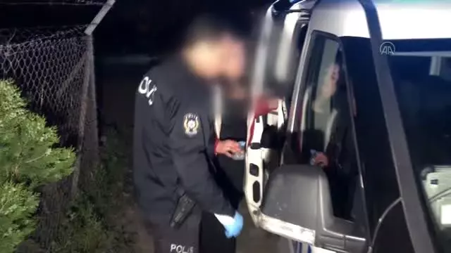 Adana'da tartıştığı kişiyi bıçakalayan kadın gözaltına alındı Adana'da tartıştığı kişiyi bıçakalayan kadın gözaltına alındı