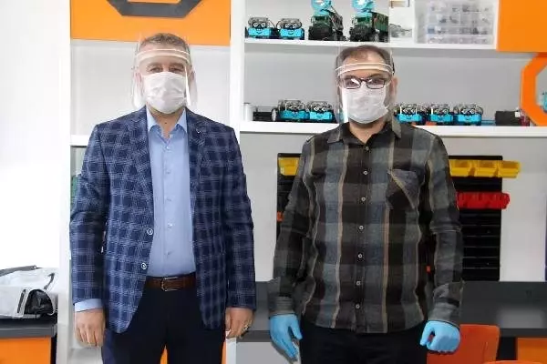 Amasya'da öğretmenler, siperlik maske üretiyor Amasya'da öğretmenler, siperlik maske üretiyor