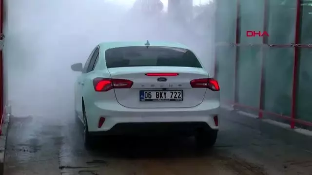 Ankara'da koronavirüse karşı 'Dezenfekte Tüneli' Ankara'da koronavirüse karşı 'Dezenfekte Tüneli'