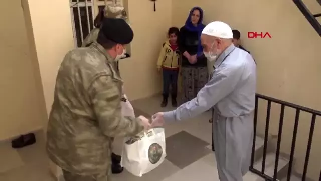 ANKARA Mehmetçik, evinden çıkamayanlara yaşam malzemesi dağıttı ANKARA Mehmetçik, evinden çıkamayanlara yaşam malzemesi dağıttı