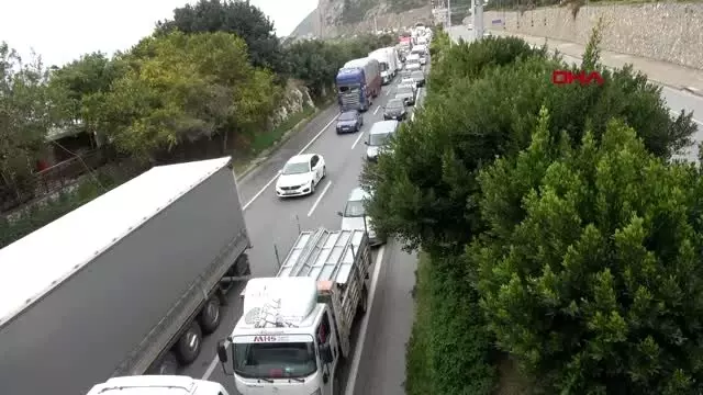 ANTALYA Alanya'da koronavirüs denetiminde uzun kuyruklar oluştu ANTALYA Alanya'da koronavirüs denetiminde uzun kuyruklar oluştu