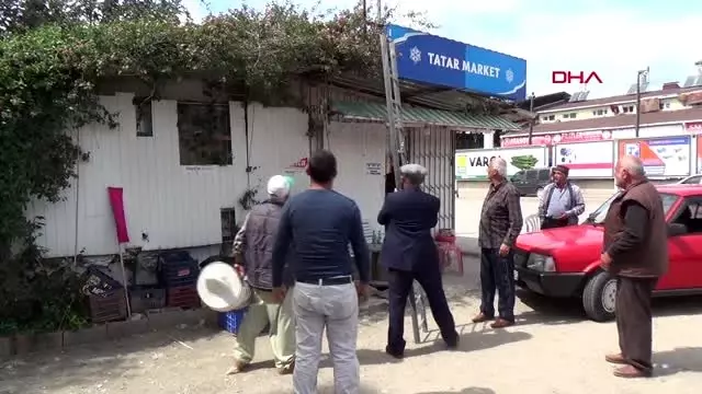 ANTALYA Oğul veren arılar marketin çatısında toplandı ANTALYA Oğul veren arılar marketin çatısında toplandı