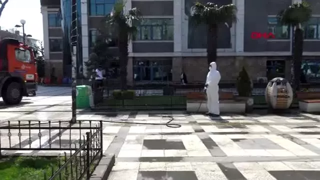 AVCILAR'DA PARKTAKİ DEZENFEKTE BİTER BİTMEZ OTURMAYA DEVAM ETTİLER AVCILAR'DA PARKTAKİ DEZENFEKTE BİTER BİTMEZ OTURMAYA DEVAM ETTİLER