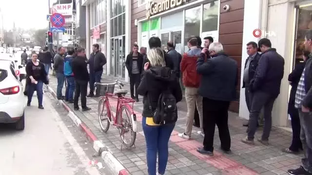 Bankaların mesai saatleri uzun kuyruklar oluşturuyor Bankaların mesai saatleri uzun kuyruklar oluşturuyor