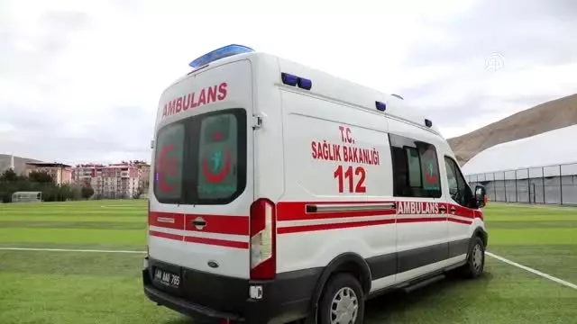 Beyin kanaması geçiren kadın hava ambulansı ile hastaneye sevk edildi Beyin kanaması geçiren kadın hava ambulansı ile hastaneye sevk edildi