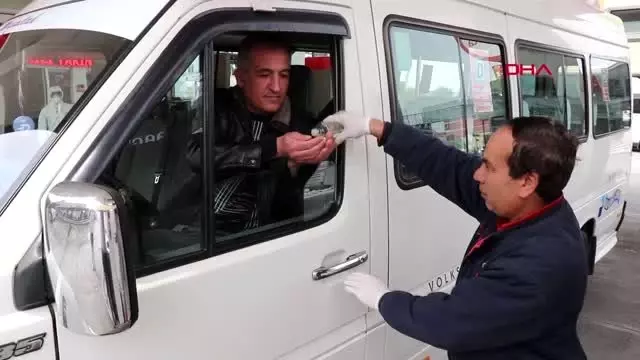 DENİZLİ Akaryakıt istasyonuna getirilen araçlar dezenfekte ediliyor DENİZLİ Akaryakıt istasyonuna getirilen araçlar dezenfekte ediliyor