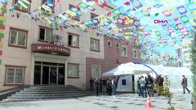 DİYARBAKIR HDP önündeki eylemde 211'inci gün DİYARBAKIR HDP önündeki eylemde 211'inci gün