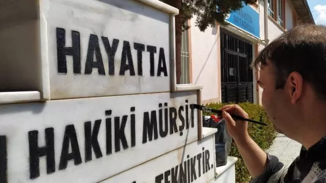 Dükkanını kapatınca Atatürk büstlerini onarmaya başladı