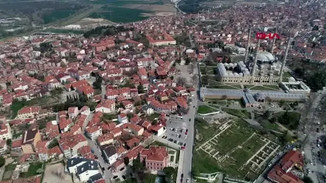 Edirne'de meydan ve caddelerde sosyal mesafeye kısmen uyuluyor Edirne'de meydan ve caddelerde sosyal mesafeye kısmen uyuluyor