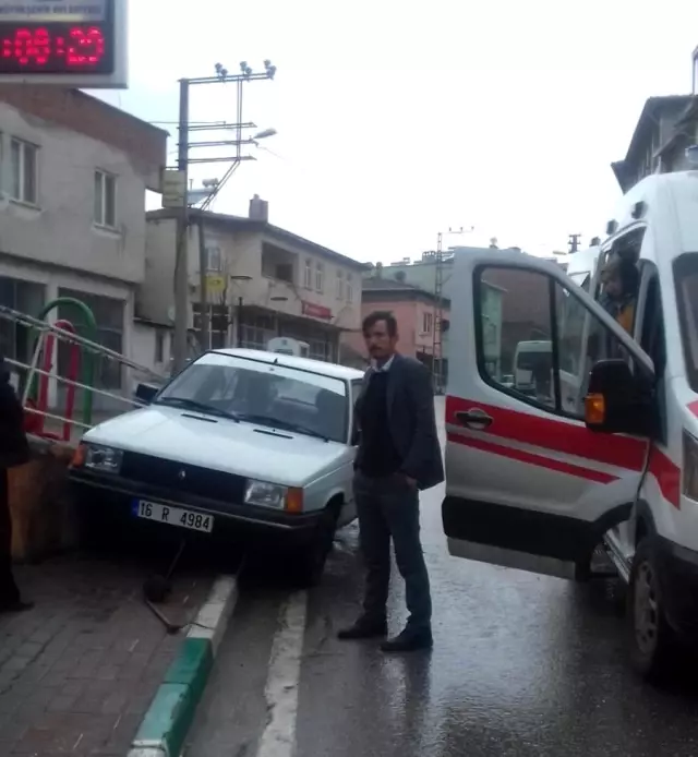 Ölümden döndüler! Engelli bireyin el frenini çektiği araç, yokuş aşağı sürüklendi