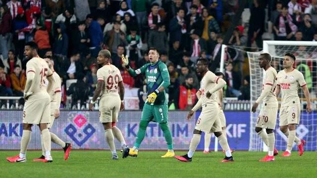 Galatasaray, oyuncularla görüşme yapacak ve maaşlarında indirime gitmesini isteyecek Galatasaray, oyuncularla görüşme yapacak ve maaşlarında indirime gitmesini isteyecek