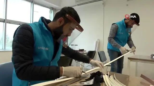 Gençler sağlık çalışanları için yüz kalkanı üretiyor
