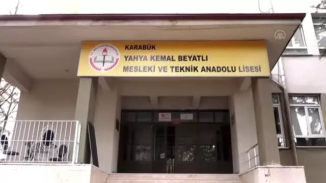 Gönüllü öğretmenler sağlık çalışanları için maske üretiyor Gönüllü öğretmenler sağlık çalışanları için maske üretiyor