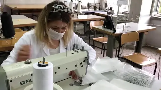 Gönüllü öğretmenler sağlık çalışanları için maske üretiyor Gönüllü öğretmenler sağlık çalışanları için maske üretiyor
