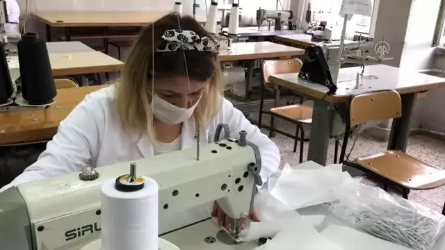 Gönüllü öğretmenler sağlık çalışanları için maske üretiyor Gönüllü öğretmenler sağlık çalışanları için maske üretiyor