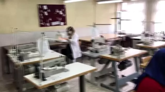 Gönüllü öğretmenler sağlık çalışanları için maske üretiyor Gönüllü öğretmenler sağlık çalışanları için maske üretiyor