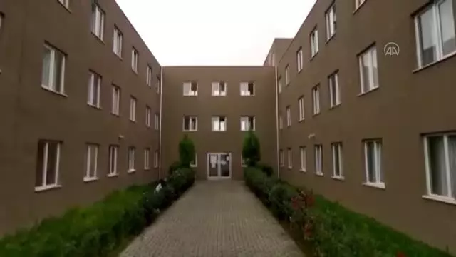 Gözetim altında kaldıkları yurdun camlarından şarkı söylediler Gözetim altında kaldıkları yurdun camlarından şarkı söylediler