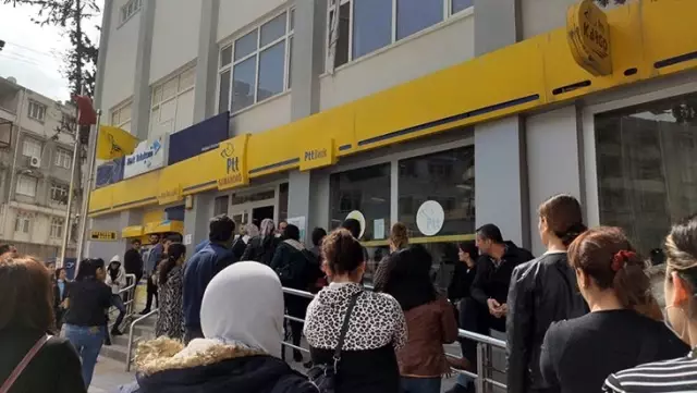 Hatay'da PTT önündeki sırada mesafe korunmadığı için tartışma yaşandı Hatay'da PTT önündeki sırada mesafe korunmadığı için tartışma yaşandı