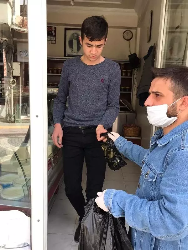 Hayırseverin bağışladığı 2 ton dezenfektanı belediye dağıttı Hayırseverin bağışladığı 2 ton dezenfektanı belediye dağıttı