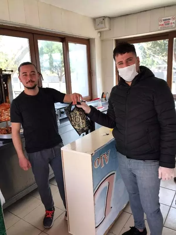 Hayırseverin bağışladığı 2 ton dezenfektanı belediye dağıttı Hayırseverin bağışladığı 2 ton dezenfektanı belediye dağıttı