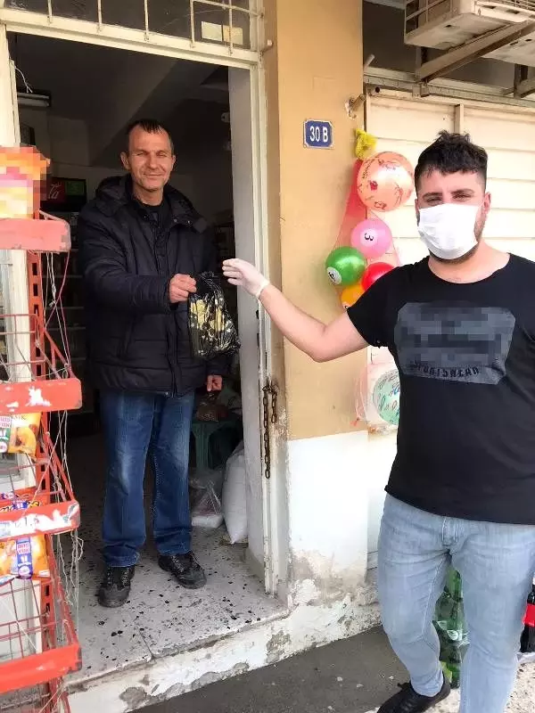Hayırseverin bağışladığı 2 ton dezenfektanı belediye dağıttı Hayırseverin bağışladığı 2 ton dezenfektanı belediye dağıttı