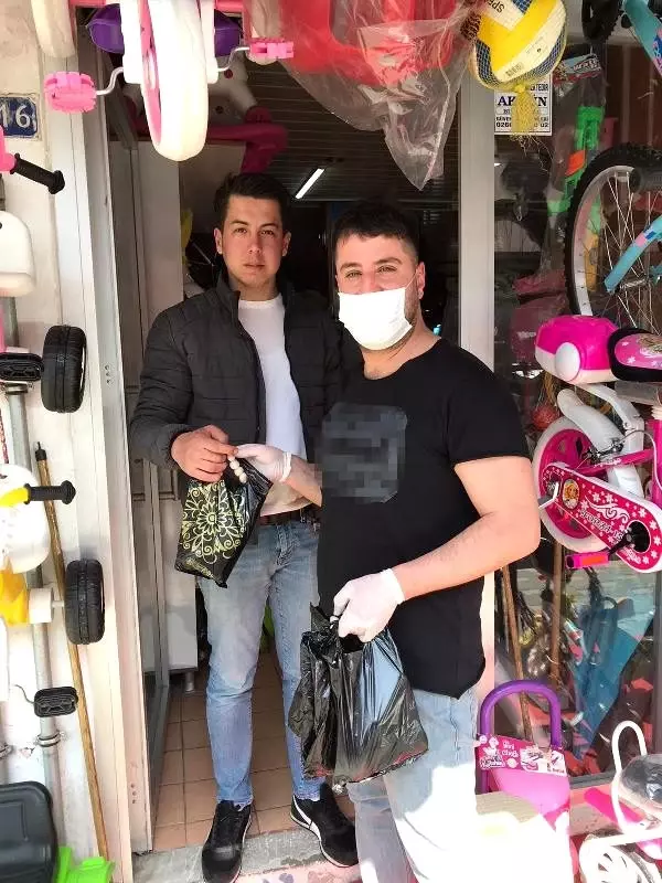 Hayırseverin bağışladığı 2 ton dezenfektanı belediye dağıttı Hayırseverin bağışladığı 2 ton dezenfektanı belediye dağıttı