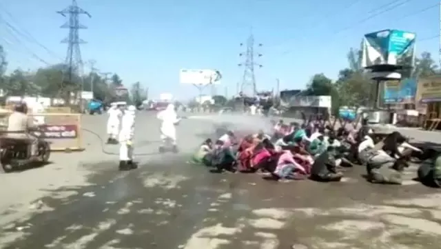 Hindistan'da koronavirüs önlemi! Göçmen işçiler, tazyikli suyla dezenfekte edildi Hindistan'da koronavirüs önlemi! Göçmen işçiler, tazyikli suyla dezenfekte edildi
