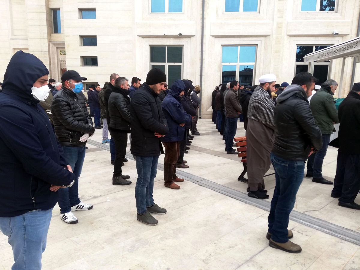 İstanbul Avcılar'da cenaze namazı salgın önlemleri altında kılındı