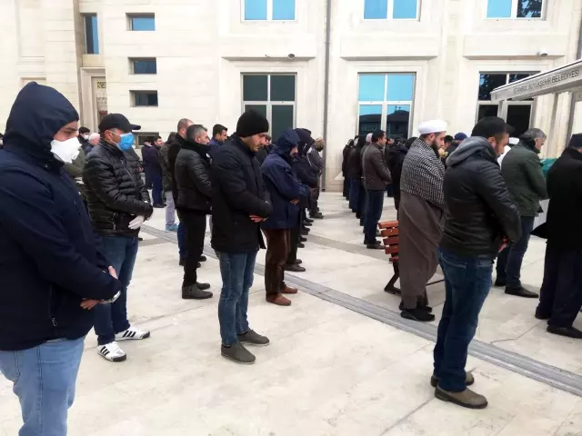 İstanbul Avcılar’da cenaze namazı salgın önlemleri altında kılındı