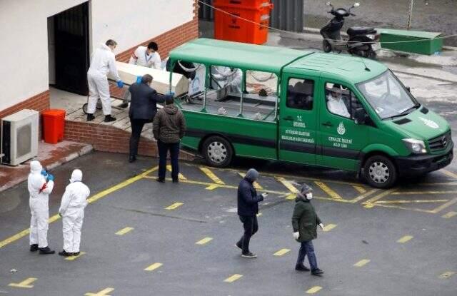 İstanbul'da ürküten koronavirüs fotoğrafları! 4 cenaze aracı arka arkaya dizildi