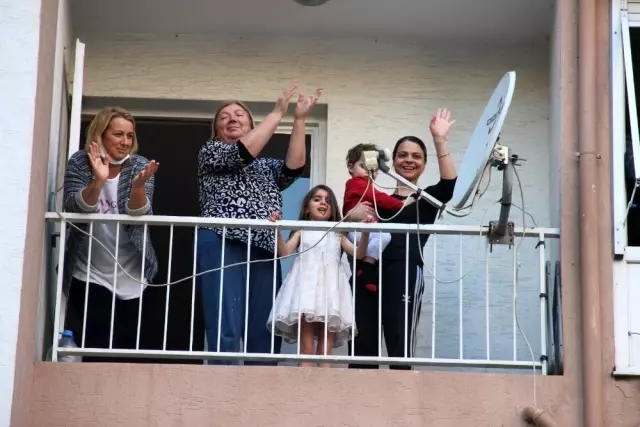 İzmir'de evden çıkamayan vatandaşlar müzik eşliğinde balkonda dans etti