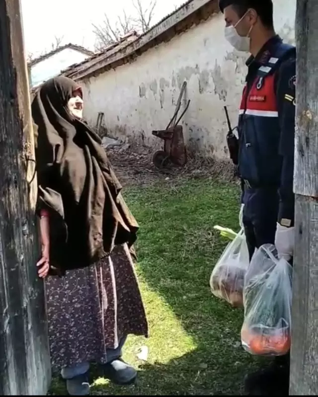 Jandarma ekiplerinin yardımı Hatice Teyze'nin gözlerini yaşarttı Jandarma ekiplerinin yardımı Hatice Teyze'nin gözlerini yaşarttı