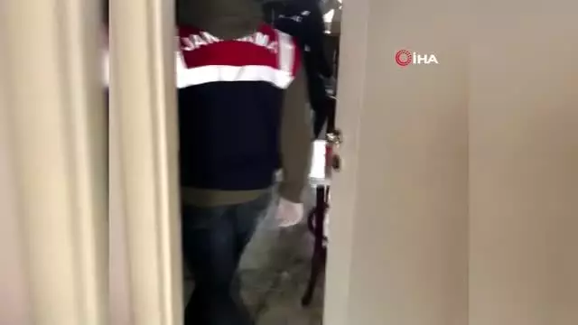 Jandarma ve Sağlık Bakanlığı ekiplerinden kaçak dezenfektan operasyonu Jandarma ve Sağlık Bakanlığı ekiplerinden kaçak dezenfektan operasyonu