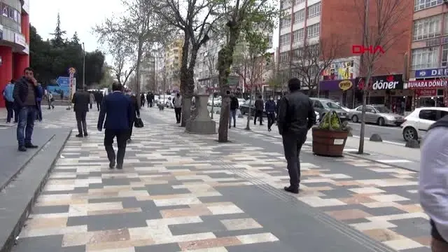 KAHRAMANMARAŞ Uyarıya rağmen bankta oturunca 392 lira ceza yazıldı, görüntüleyince gözaltına alındı KAHRAMANMARAŞ Uyarıya rağmen bankta oturunca 392 lira ceza yazıldı, görüntüleyince gözaltına alındı