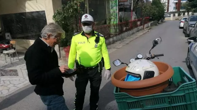 Kaskı kafasında değil saksıda taşıyan sürücüye 2 bin 893 TL cezası kesildi Kaskı kafasında değil saksıda taşıyan sürücüye 2 bin 893 TL cezası kesildi