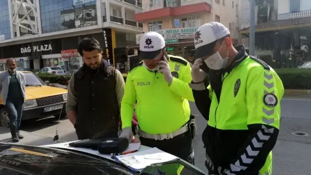 Kaskı kafasında değil saksıda taşıyan sürücüye 2 bin 893 TL cezası kesildi Kaskı kafasında değil saksıda taşıyan sürücüye 2 bin 893 TL cezası kesildi