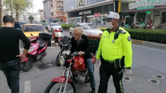 Kaskı kafasında değil saksıda taşıyan sürücüye 2 bin 893 TL cezası kesildi Kaskı kafasında değil saksıda taşıyan sürücüye 2 bin 893 TL cezası kesildi