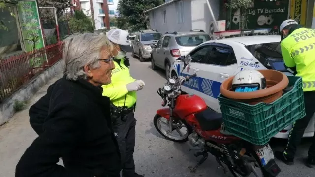 Kaskı kafasında değil saksıda taşıyan sürücüye 2 bin 893 TL cezası kesildi Kaskı kafasında değil saksıda taşıyan sürücüye 2 bin 893 TL cezası kesildi