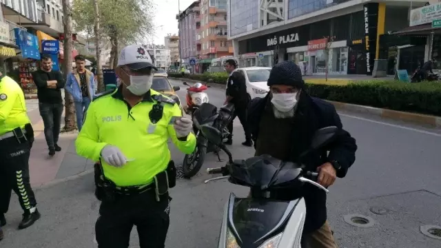 Kaskı kafasında değil saksıda taşıyan sürücüye 2 bin 893 TL cezası kesildi Kaskı kafasında değil saksıda taşıyan sürücüye 2 bin 893 TL cezası kesildi