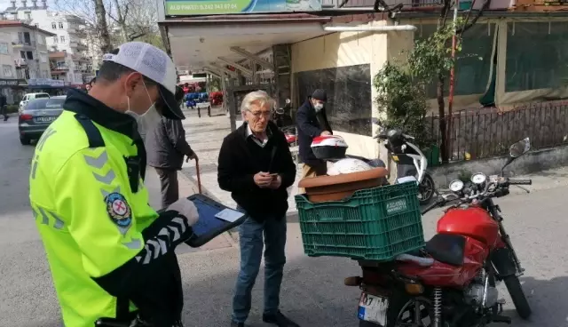 Kaskı kafasında değil saksıda taşıyan sürücüye 2 bin 893 TL cezası kesildi Kaskı kafasında değil saksıda taşıyan sürücüye 2 bin 893 TL cezası kesildi
