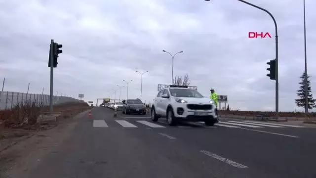 Kırşehir girişinde, sürücü ve yolculara ateş ölçümü Kırşehir girişinde, sürücü ve yolculara ateş ölçümü