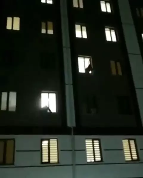 Korona gözetiminde DJ'lik performans Korona gözetiminde DJ'lik performans