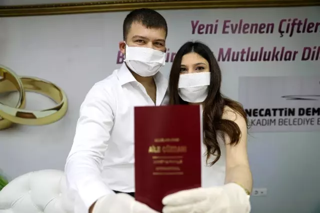 Korona virüsüne karşı tıbbı maske ve eldivenli nikah