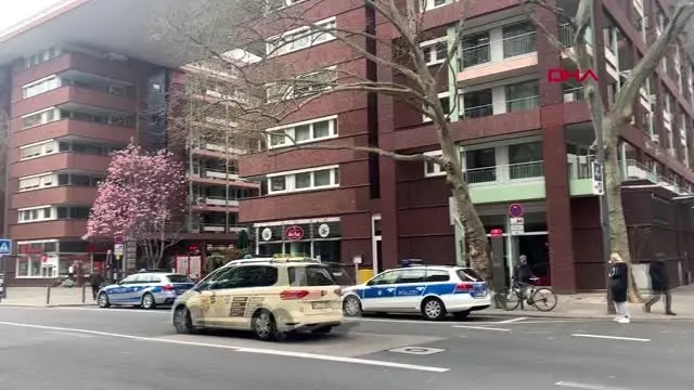 Koronavirüs nedeniyle huzurevindeki annesine böyle sürpriz yaptı Koronavirüs nedeniyle huzurevindeki annesine böyle sürpriz yaptı