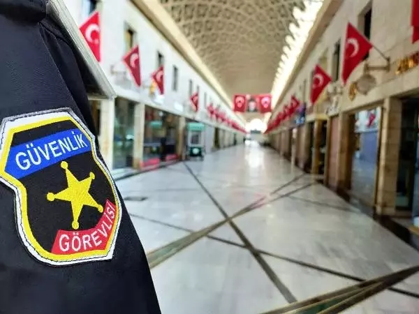 Koronavirüs nedeniyle kapalı olan tarihi çarşıda güvenlik önlemleri artırıldı