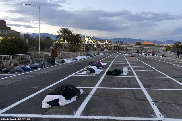 Koronavirüsle mücadele eden ABD’de evsiz vatandaşlar açık otoparklarda karantinaya alındı