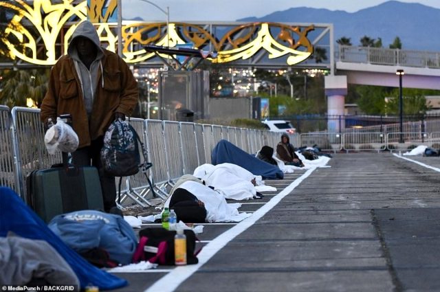 Koronavirüsle mücadele eden ABD'de evsiz vatandaşlar açık otoparklarda karantinaya alındı - Haberler