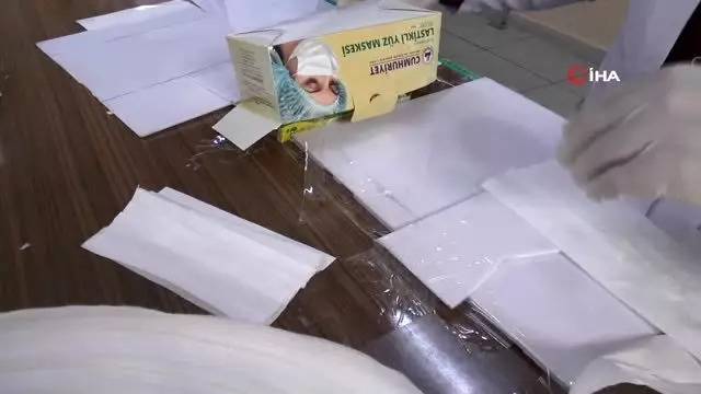 Meslek lisesi öğretmen ve öğrencileri günlük 3 bin maske üretiyor Meslek lisesi öğretmen ve öğrencileri günlük 3 bin maske üretiyor