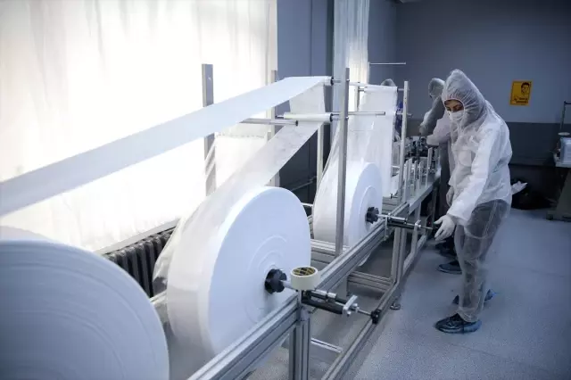 Meslek lisesinin gönüllü öğretmenleri cerrahi maske üretiyor