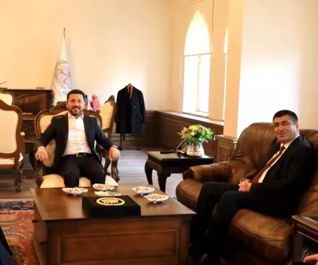 NEVÜ Rektörü Prof. Dr. Aytekin, Belediye Başkanı Rasim Arı'yı ziyaret etti